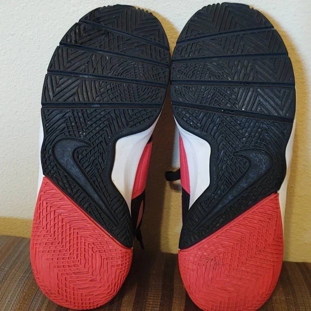 Nike Boys Team Hustle Basketball Shoes